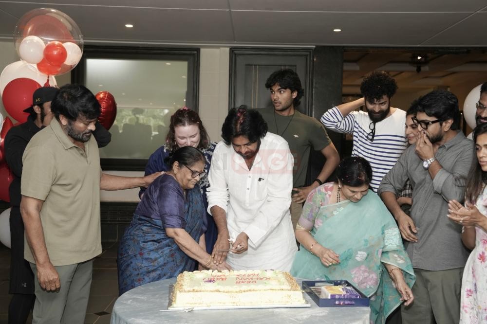 A Grand Feliciation To Pawan kalyan at Megastar Chiranjeevi House
