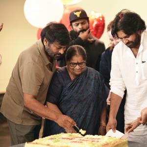 A Grand Feliciation To Pawan kalyan at Megastar Chiranjeevi House
