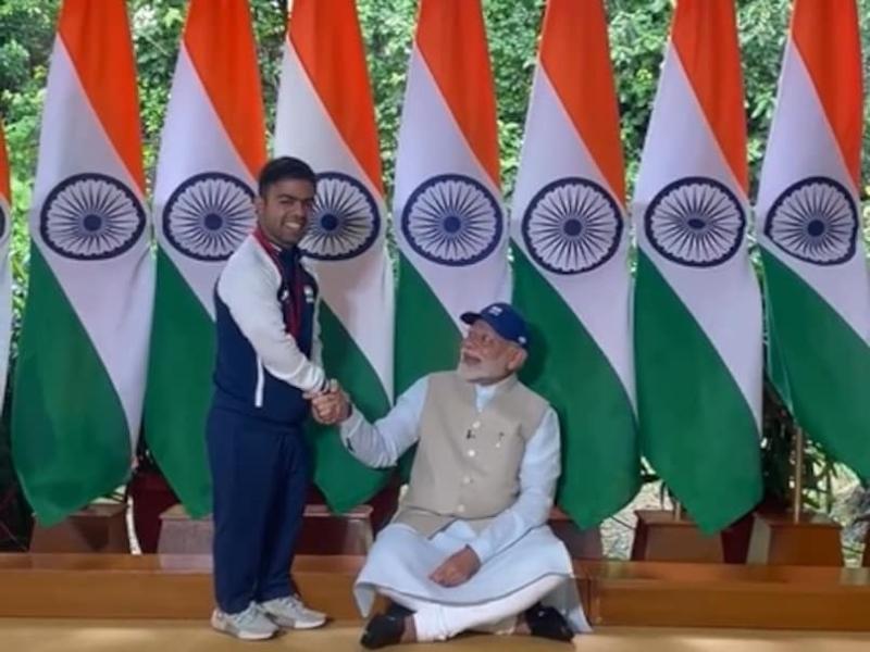 PM Modi Meets Indian Paralympians Celebrates Record 29 Medals from Paris Games