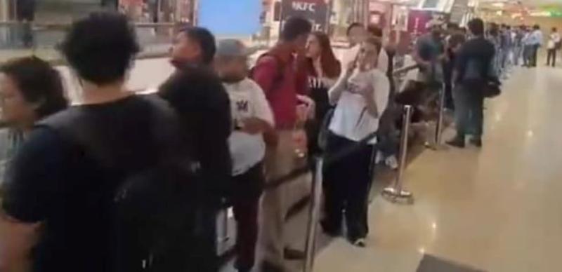 Apple iPhone 16 Launch: Throngs of Excited Customers Line Up Across India