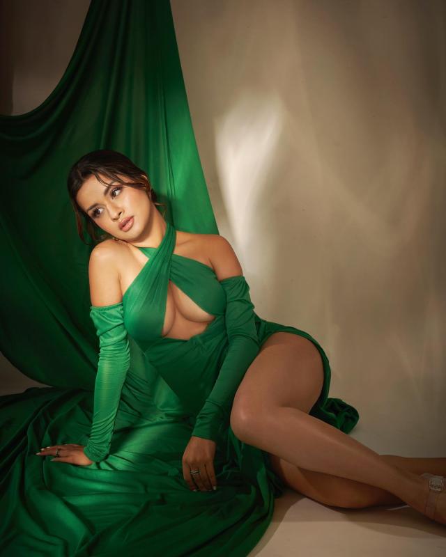Pic Talk  India's hottest 21 year old glam doll