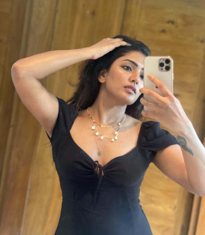 Pic Talk  Telugu girl's killer show in crop top
