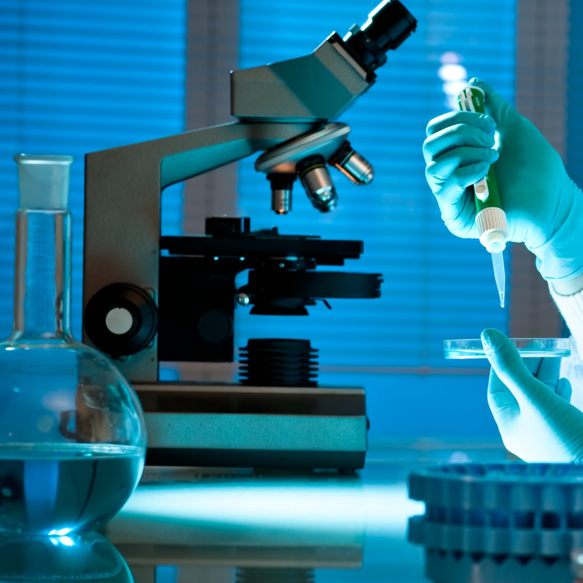 лаборатория. кариотипирование фото. лабораторный генетик. генетик в лаборатории. генетика лаборатория.