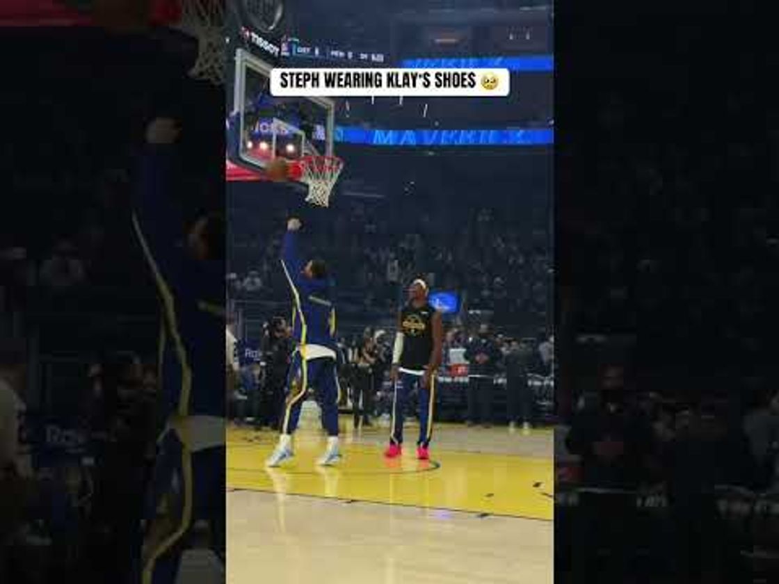 Stephen Curry showing BIG love to Klay on Christmas Day! 👟