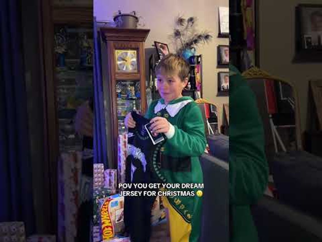 The sweetest Christmas morning reaction ❤️ (Via @Kathryn/TT)