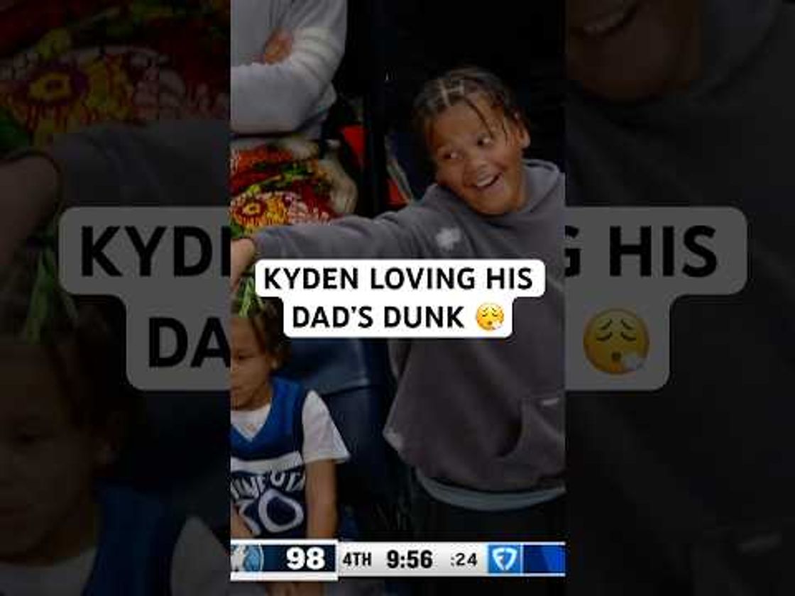 Julius Randle with the two hand slam and his son is loving it