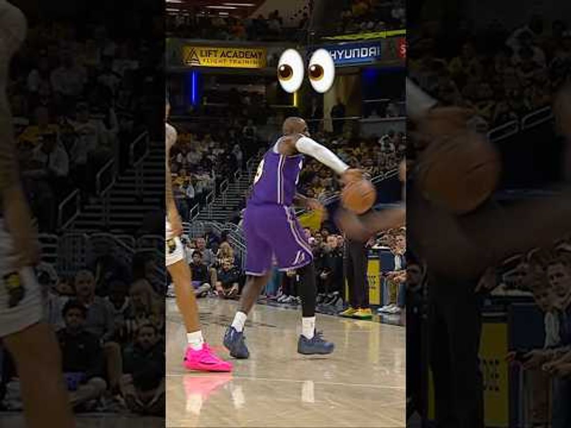 LeBron with eyes in the back of his head 👀