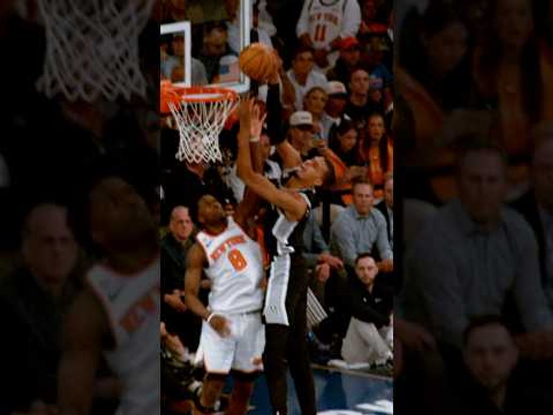 Wemby with the powerful dunk 💥