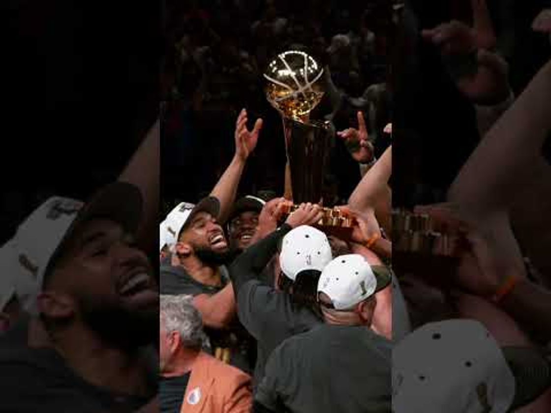 The Knicks hoist the Larry O’Brien trophy 🏆