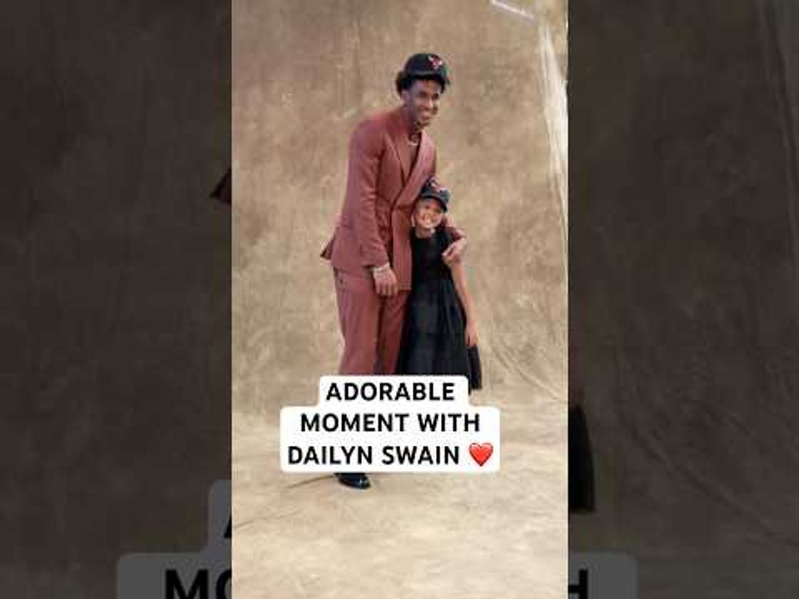 Dailyn Swain gets his portrait taken 📸