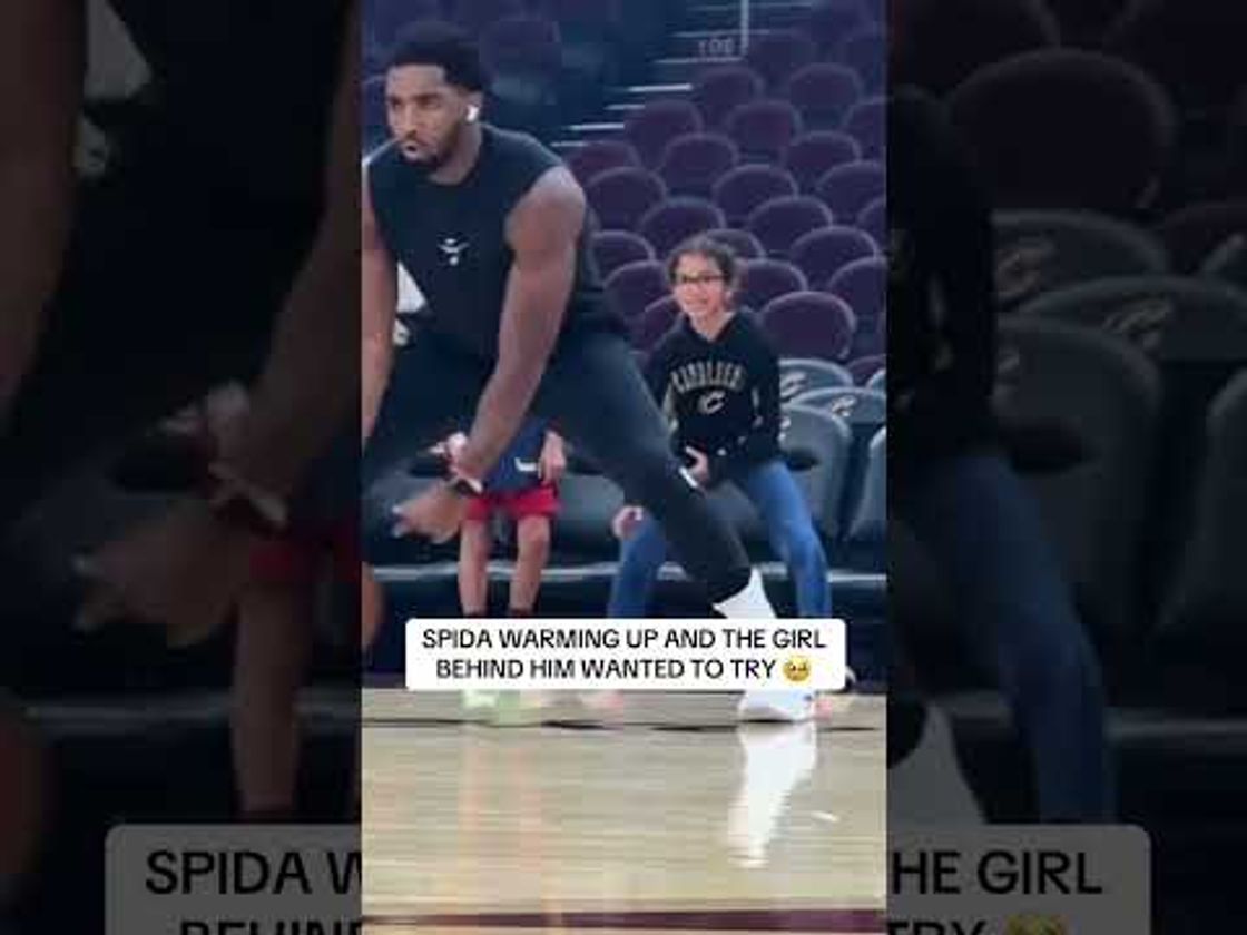 Donovan Mitchell pregame dribble drill and the young girl behind him said "let me try"🥹‼️