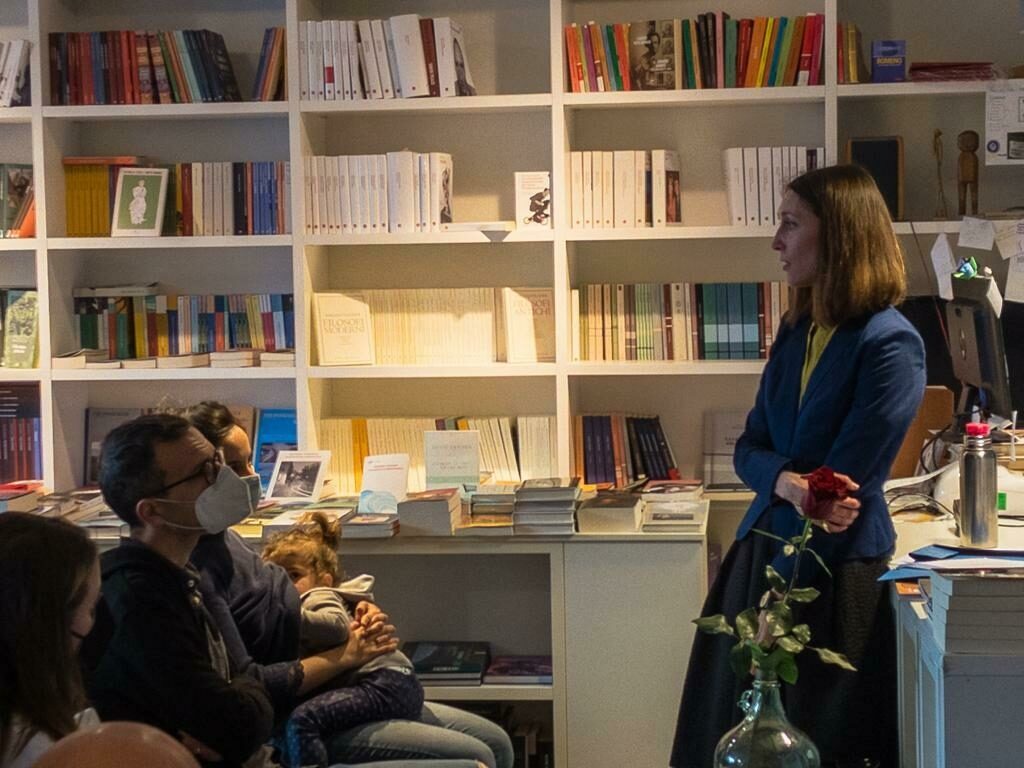 <p>The author Tanya Yakovl­e­va giv­ing a&nbsp;lec­ture in a&nbsp;bookstore.</p>