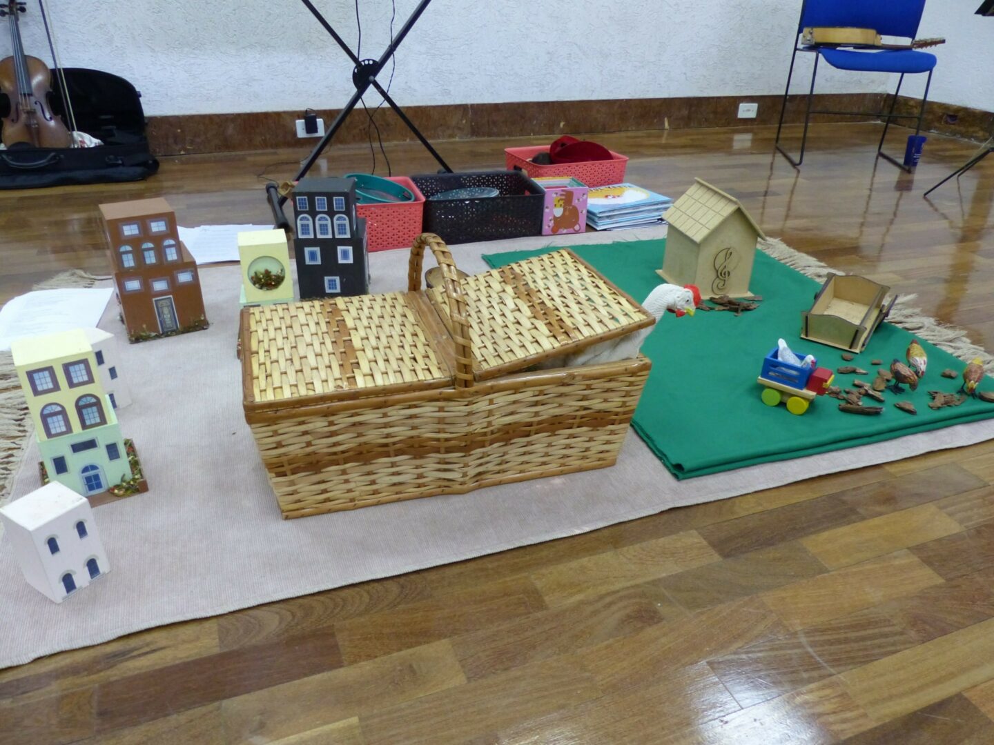 <p><em>Viver com Yidish </em>workshops engage children with fun props that make stories and songs come to life.</p>