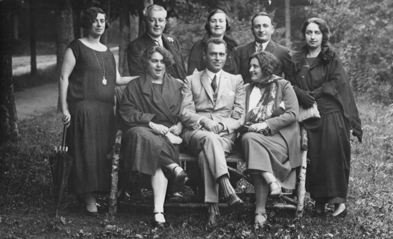 <p>The editors of <em>In geveb</em> on vacation in Marienbad. <a href="http://collections.ushmm.org/search/catalog/pa1099916">via</a></p>