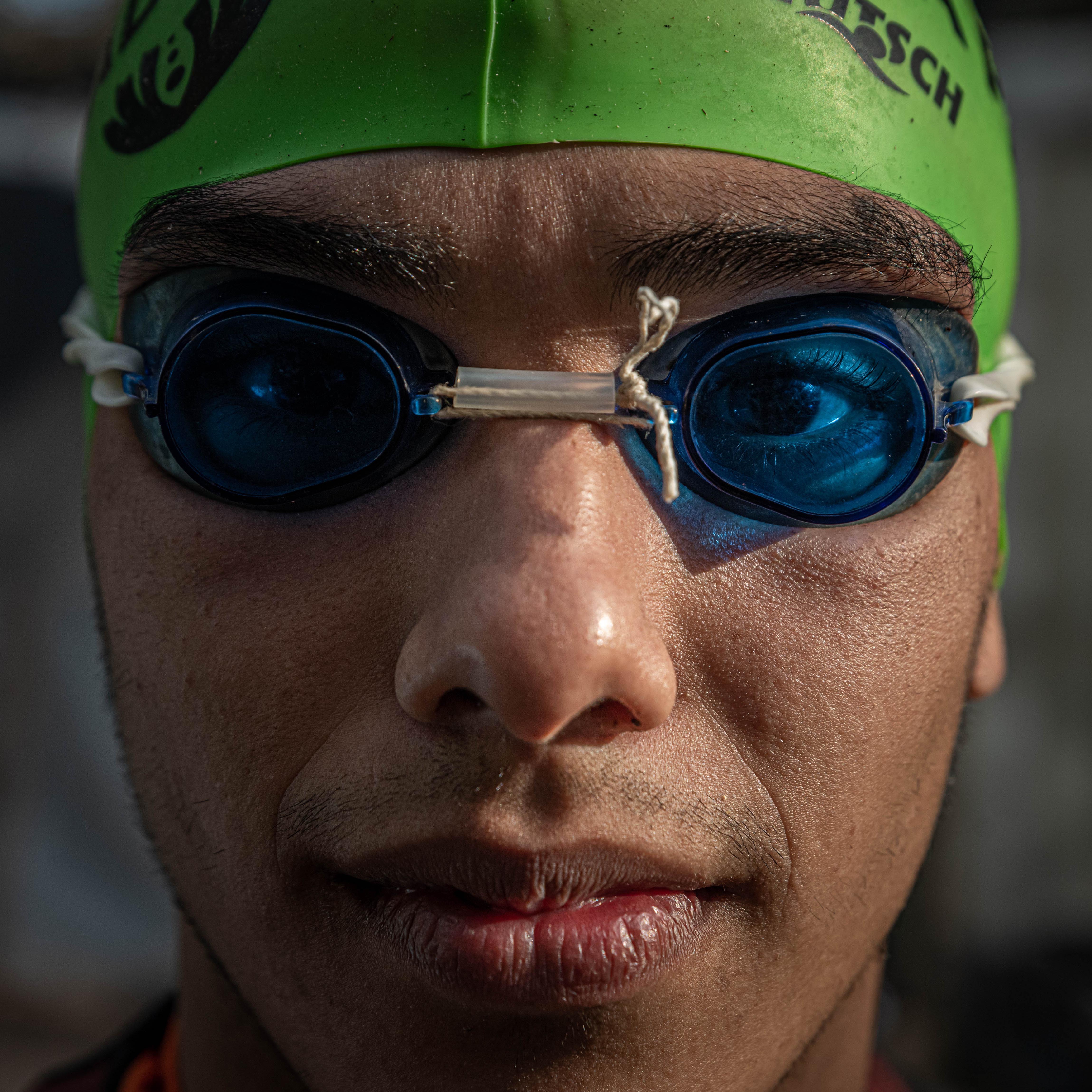 Endless love: in order for their son to swim in the deaf olympics, they built a swimming pool with metal sheets, tree branches and plastic.