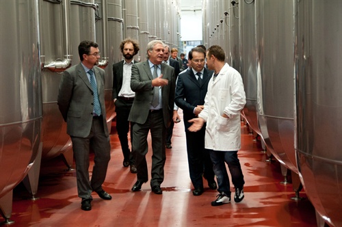 Un momento della visita in azienda