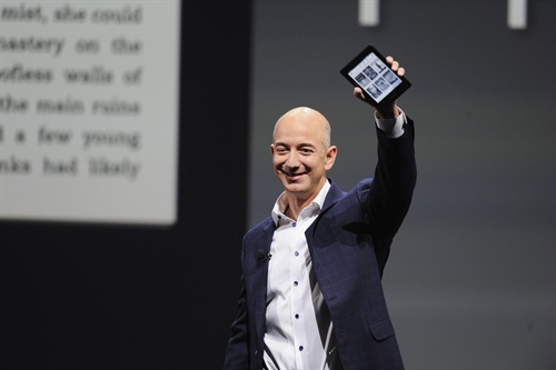 Fig. 4 - Jeff Bezos presenta Kindle Paperwhite