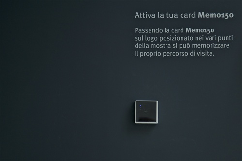 lettore RFID all'ingresso della mostra: avvicinando la tessera MEMO150 si attiva il proprio percorso