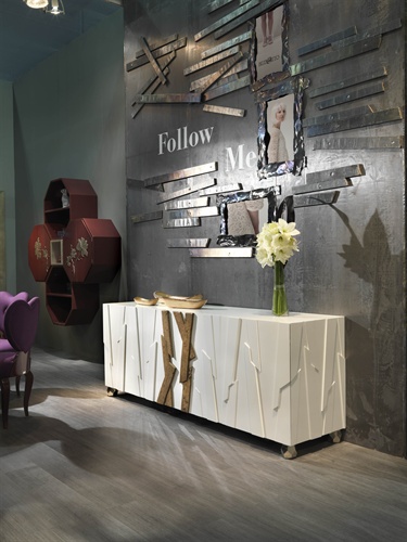 CREDENZA ANCORAGE / ANCORAGE SIDEBOARD 
Art. 963A BL bianco lucido + radica / Art. 963A BL shiny white + walnut root 
Dim. / Size  cm 215x53x h.80 