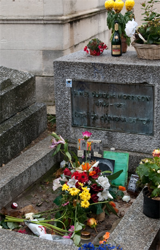 Tomba di Jim Morrison al cimitero del Père-Lachaise, Parigi. Credit: LenDog64