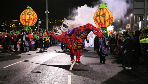 Banks of the Foyle Hallowe’en Carnival di Derry. Credit: Greg Clarke