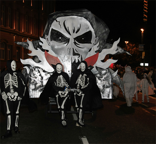 Banks of the Foyle Hallowe’en Carnival di Derry. Credit: Greg Clarke