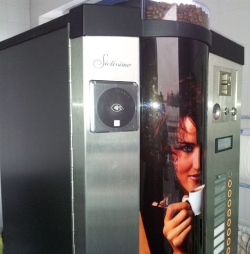 Macchina del caffè con reader RFID per contactless payment integrato