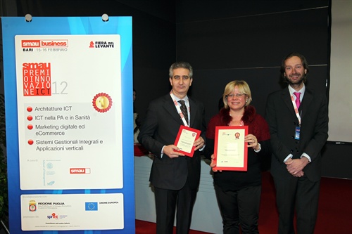 Pierantonio Macola e la Vice Presidente di Regione Puglia durante la consegna del premio I