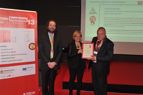 Loredana Capone consegna il premio a Adm