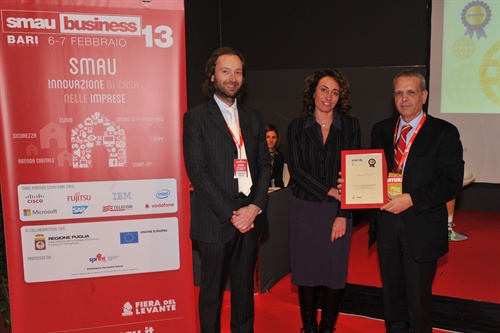 Antonella Galdi, Responsabile Innovazione di ANCI, consegna il Premio Smart City al Comune di Napoli