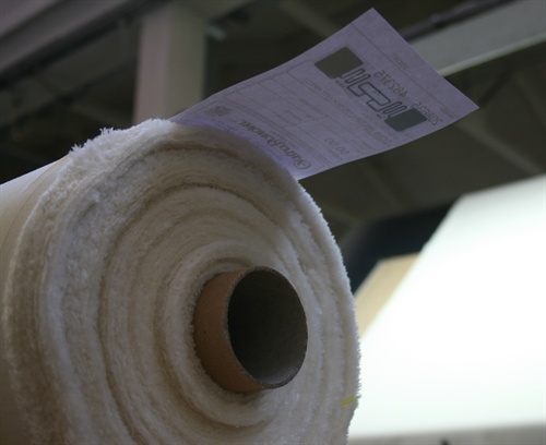 Tag RFID apposto sul rotolo di tessuto del Cotonificio Carlo Bonomi