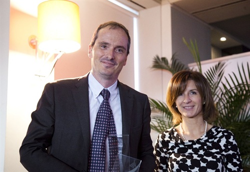 Francesca Benati premia Marco Titi, Marketing Director Gruppo Marcopolo Expert - SGM