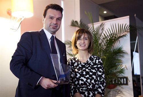 Francesca Benati premia Alessandro Santamaria di The Luxer per la categoria 