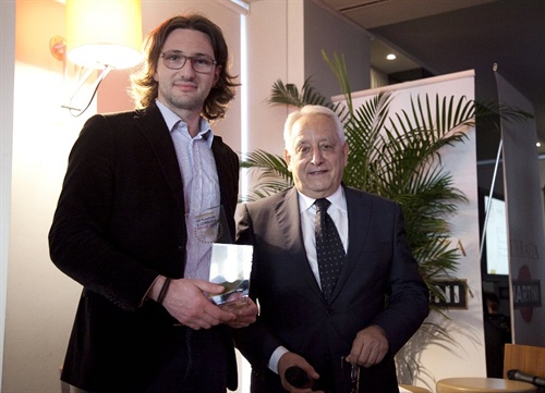 Roberto Liscia, Presidente Netcomm, premia il vincitore del premio: Showroomprive