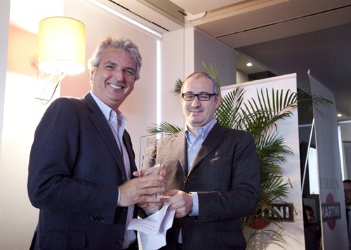 Francesco Sacco, Università Bocconi, premia Andreas Schmeidler, Country Manager Italia Vente-privee