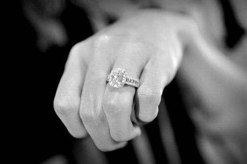 Anello di fidanzamento: il 55% degli intervistati è disposto a spendere quanto uno stipendio