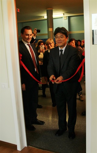 Il taglio del nastro effettuato da Zhang Baojun, Vice rettore del Beijing Language and Culture University 