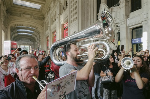 Amazon Flash Mob: 170 suonatori in azione
credit: Adolfo Frediani