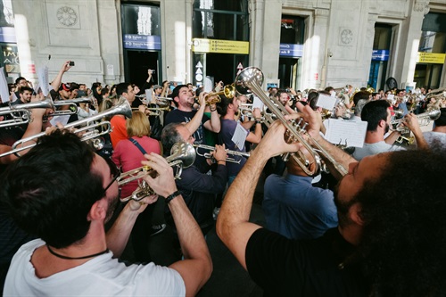Amazon Flash Mob: suonatori in azione
credit: Adolfo Frediani