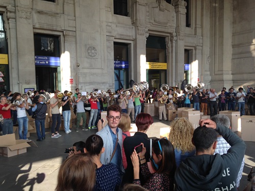 Amazon Flash Mob: 170 suonatori in Stazione Centrale