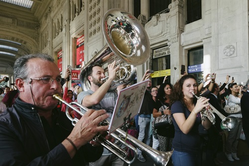 Amazon Flash Mob: 170 suonatori in azione
credit: Adolfo Frediani