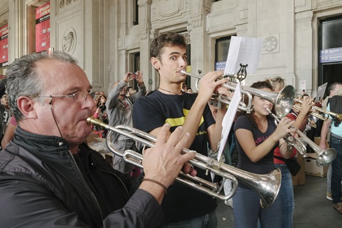 Amazon Flash Mob: 170 suonatori in azione
credit: Adolfo Frediani