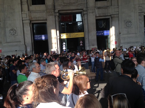 Amazon Flash Mob: 170 suonatori in Stazione Centrale