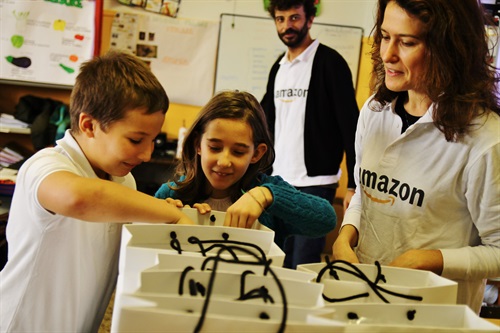 Un momento della consegna dei Kindle