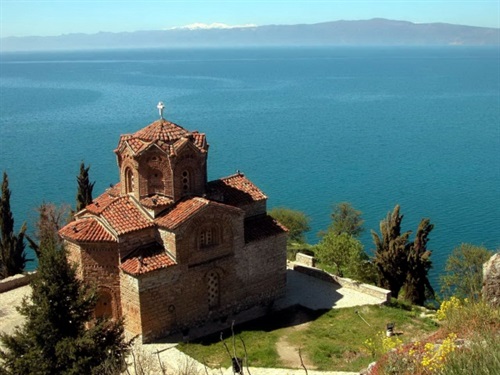 Vista di una chiesa in Albania