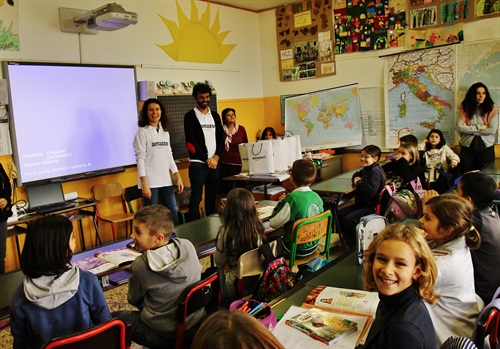 Un momento della consegna dei Kindle