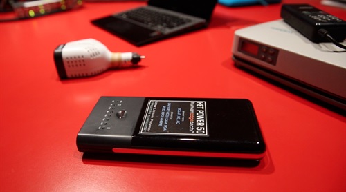 Accumulatore da collegare ai pannelli solari pieghevoli per fornire energia agli strumenti GPS con funzione invio messaggi sui social network (credit: Andrea Pasquali)