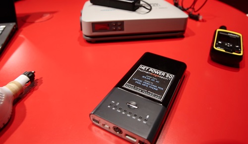 Accumulatore da collegare ai pannelli solari pieghevoli per fornire energia agli strumenti GPS con funzione invio messaggi sui social network (credit: Andrea Pasquali)