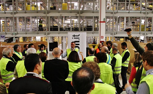 Un momento della visita al Centro di Distribuzione