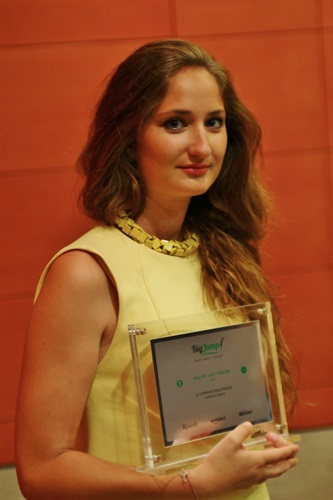Veronica Gussoni con il premio BigJump KDP